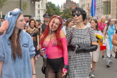 Parlak kostümler, örgülü saçlar, damalı elbiseler ve şakacı tulumlar giyen, CZ, Prag, Na Prikope, 2.8.25