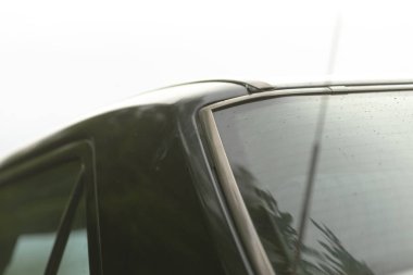 Kibar kırsal yolculuk, klasik araba nostaljik kırsal seyahat hislerini çağrıştırıyor, uzak köylerin eşlik ettiği klasik araç profili ve açık gökyüzü nostaljik bir hava yaratıyor.