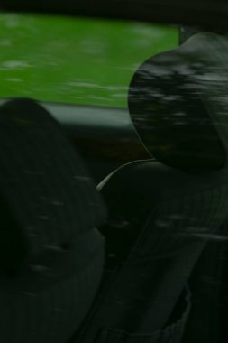 Hareket çizgileriyle seyahat havası, kısa anılar ve sıcak ışık seyahat nostaljisi atmosferi yaratır, yumuşak odak yolcu koltuğu aceleyle geçen manzarayı ve yolculuk sırasında anıları tasvir eder.