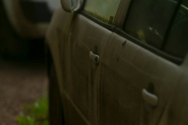 Kentsel kirlilik perspektifi, kirli şehir manzarası tozlu araç ve uzak bulanıklığı gösteren şehir manzarası, Köy sınırının yakınındaki yıpranmış otomobilin kullanıldığı şehir manzarası