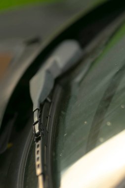 Sileceklerin berraklığı, yağmurlu gün ön cam aksiyon sahnesi, sileceklerin yağmur damlacıklarını tutmasına yakın perspektif, yağmur altında yağmur altında hareket eden sileceklerin samimi görüntüsü.