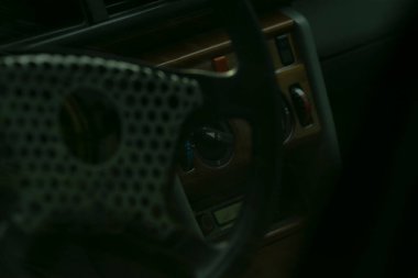 Aydınlatılmış gösterge paneli, yansıtılan yüzeyler ve şehir aracındaki detaylı gösterge paneli, yansıtıcı yüzeylere sahip şehir aracının iç görünümü ve geceleri karmaşık gösterge paneli kontrolleri