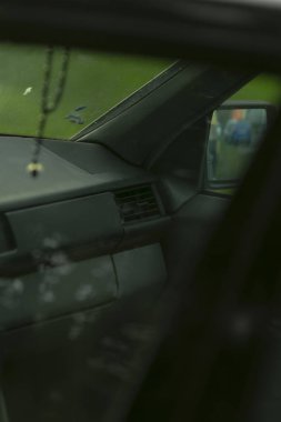 Serene yeşil manzara yansımaları, huzurlu sokak molası sırasında cam yapraklı park sahnelerini yansıtan cam yansımaları, yumuşak yeşil gölgeler dokulu ön paneli dolduran sükunet park manzarası camdan görülebildiği için