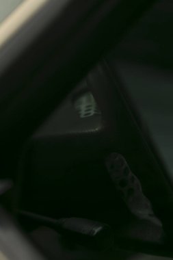 Kentsel otomobil kabin özelliklerinin ayrıntılı görünümü, şehir içi ve gösterge panelinin yakından incelenmesi, kentsel araç iç mekanlarının ayrıntılı perspektif gösterimi ve tasarım unsurları