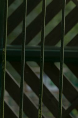 Modern tasarım şablonu, tekrarlayan çit elementleri çağdaş mimari estetik efektler üretir, tekrar eden tahta levhalar gölgeyi ve ritmik basitliği vurgulayan parlak soyut formlar üretir.