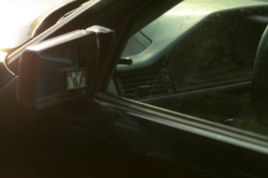 Akşamki araç yansımaları, otomobil yüzeyinde yansıtılan gün batımı yansımaları, gün batımının yansımasıyla aydınlatılan araba ve park, çevresindeki günbatımını yansıtan araçların olduğu altın saat sahnesi.