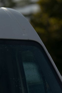 Sabah sisli yolculuk, Dewy 'nin ön camı iş gününe başlıyor, sabah sisi şafakta görüşü engelliyor, buzlu cam ve bastırılmış ışık izi sabah başlıyor.