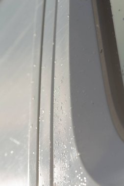 Araç yansıması, yansıtıcı araçla park yeri sahnesi, araba yüzeyinde gökyüzü ve bulut yansımaları, gökyüzü ile minibüs çatı yansıması ve seyahat markalaşması için bulut görüntüsü