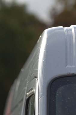 Araç çatı sahnesi, çatı perspektifi ve seyahat antenleri, çatı ve hareket ipuçları ile rutubetli yol sahnesi, antenli yağmurlu minibüs çatısı ve yolculuk ve geçiş gösteren hafif ışıklandırma