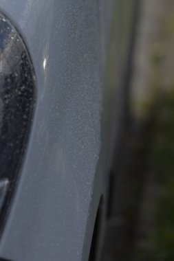 Su damlacıklı şehir minibüsü, su damlacıkları ve yansımaları olan sabah teslimat aracı, su damlacıkları ve yansıtıcı yüzey içeren şehir minibüsü.