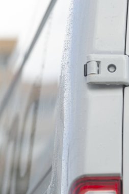 Su damlacıkları, metal sürgüler ve boyalı yüzey menteşeleri, bakım, donanım ve filo denetimi için uygun işlevsel detay ve dayanıklılığı gösterir