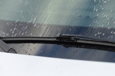 Silecek işleminin yüksek kaliteli resimleri, silme çizgilerinin silinmesini gösteren ayrıntılı resimler, yağmurlu ön cama yüksek çözünürlüklü görüntüleme kullanılarak silecek bıçağının işlevselliğinin kapsamlı tasviri