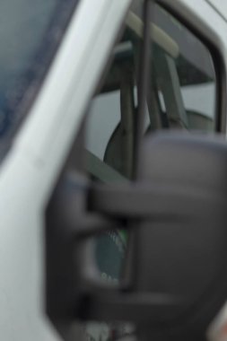 Ayna su yansımaları, iç yansımaları ve su damlacıkları ile ıslak ayna gösteren sahne, detaylı su ve yansıma görünümlü nemli yan aynaya odaklanan teftiş sahnesi