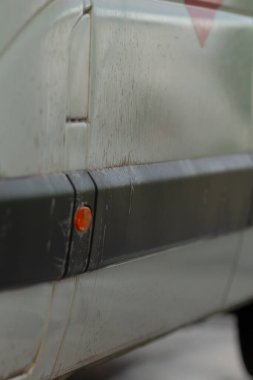 Araç parçaları açık bozulma belirtileri gösteriyor, kirli minibüs bölümleri aşınma ve temizlik ihtiyaçlarını gösteriyor, belirlenmiş kamyonet parçaları acil bakım ve onarım ihtiyacını açıkça gösteriyor