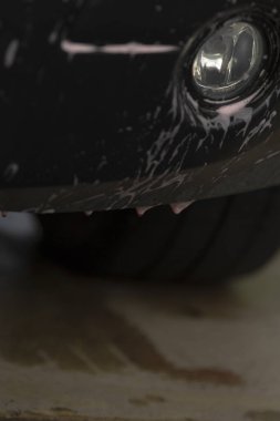 Detaylı araba tamponu, koruyucu kaplamalı parlak siyah tampon, cila izgili araba tamponu, cilalama ve koruyucu kaplama uygulaması ile detaylandırılmış araba tamponu.