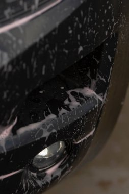 Parlak araba koruması, seramik korumalar ve araba tamponlarında hidrofobik özellikler, hidrofobik seramik kaplama teknolojisi kullanılarak geliştirilmiş araç tampon görüntüsü