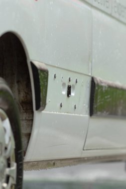 Hasarlı araba, soyulmuş boya ve pas, paslanmış araç, aşınma ve boya bozulması, hasarlı araba panelinin yakın plan görüntüsü, soyulmuş boya ve aşırı paslanmış paslanma.