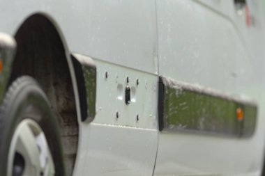 Filo paneli onarım, filo aracının hasar görmesi ve boyanın bozulması, boya parçalarını vurgulamak ve onarmak için sürtünme izleri...