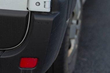 Yüzey izleri kullanım ve maruziyet, toprak ve çizikler aracın yaşını ve yol kenarındaki koşulları, çevre aydınlatmasının kusurları ve araç aşınma ve yırtık geçmişini gösteriyor.