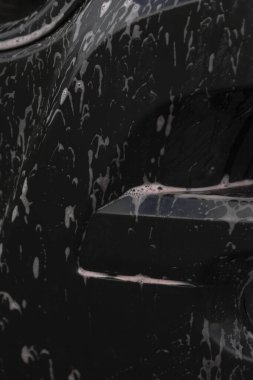 Endüstriyel aydınlatma tampon detaylarını, yüzey dokularını ve köpük tampon çiziklerini, maddi dokuları ve çizikleri parlak tampondaki endüstriyel ışıklandırmayla vurgulanır.