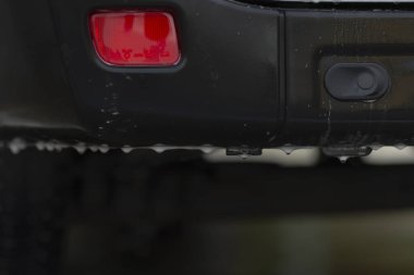 Araba lekesiz bitiş, görünür sabun lekeleri ve toz lekeleri ile temizlenmiş araba, otomobil sabun kalıntıları ve yansıtıcı yüzey çizgilerini ortaya çıkaran kapsamlı bir temizlik geçirdi.