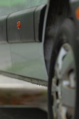 Gösterge paneli genel bakış, aydınlatma ve desenli basamaklı ekipman yan paneli, gösterge ışıkları desenli basamakları ve su yönetimi ayrıntılarını göstermek için inşa edilmiş yan panel