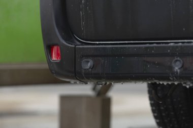 Su izleri görülebilir, sensörler ve drenaj izleri var, su çizgileri ve drenaj izleri koyu yüzeyde görünüyor, arka tamponda su çizgileri sensör çizgileri ve koyu bitiş izleri var.