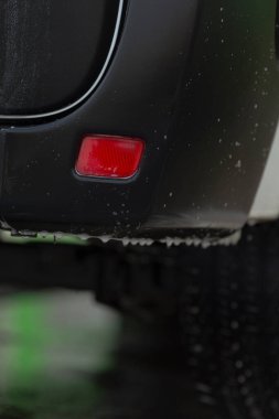 Sürdürülebilir temizlik tamponundaki su damlacıkları, çamaşır lambalarının altında biyolojik çözünür sabun kalıntıları, parlak plastik yüzey su damlacıkları ve çevre dostu temizlik elementlerini yansıtır.