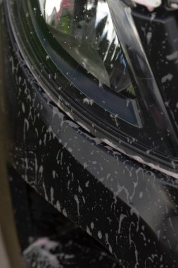 Kulak temizleme süreci, far yenileme ile ilgili mikro ekstazi detayları, köpük su ve gelişmiş restorasyon teknikleri kullanarak far temizliği ile ilgili sahneler.