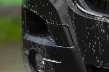 Araç temizleme ayrıntıları, Araç çamur ve sabun temizleme, temizleme işlemi aracın üzerindeki toprak ve sabun kalıntılarını ortaya çıkarır, Detaylı yıkama çamurlu lekeleri ve aracın önündeki sabun izlerini ortaya çıkarır