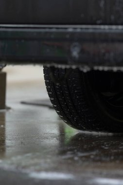 Islak yüzeydeki lastik izlerinin detaylı görünümü, lastik tutuş ve su boncuğu oluşumunun incelenmesi, lastik izi izlerinin analizi ve performans değerlendirmesi için su etkileşimi