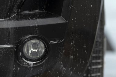 Sisli sabun damlacıkları, sisli cam yüzeyini inceleyen Detaylı bir inceleme, ıslak camda sabun serpintisiyle yansımalar, yakın inceleme, cam yüzeyinde sabun damlacıkları ve yansımalarla birlikte sisi ortaya çıkarıyor.