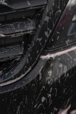 Detaylı araç temizleme, yoğun tampon yıkama, yoğun tampon temizliği, yoğun temizlik, araba tamponunun sabunla kapatılması ve iş başında ovalama.