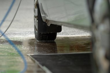 Tekerlek temizleme işlemi, arka tekerlek alanının suyla temizlenmesi, temizlik sırasında arka tekere su püskürtülmesi, atölye prosedürleri arka tekerlek kemerine su püskürtülmesini içeriyor.