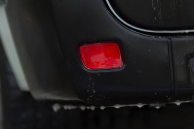 Su damlacıklı siyah tampon, su boncukları ve yansımaları olan koyu renkli tampon, su boncukları ve parlak yansımaları olan parlak siyah tampon.