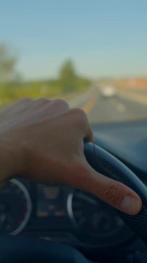 Aydınlık havada serinletici sürüş, güneşli banliyö sokaklarında gezinen sakin sürücü, rahat sürücü, güneşli banliyölerde gün boyunca direksiyon kontrolünü sürdürüyor.