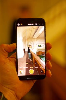 Merdiven sahnesi, sıcak merdivenlerde çekilen şahıs, parlayan merdivenlerde çekilen şahıs, sinematik hissi yakalayan samimi bir insanla sıcak bir şekilde aydınlatılan merdiven.