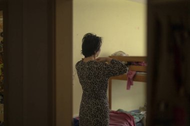 Rahat bir yatak düzenleme, rahat bir uyku alanı hazırlama, nazik ışıklandırma, sıcak ev ortamında yumuşak çarşafları titizlikle düzenleme,