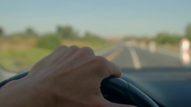 Sakin, açık bir otoyolda, gün ışığında geniş kırsal yollarda sakin bir şekilde dolaşmak, açık görüşlü ve sakin ellerle, kır yolunda rahat bir yolculuğun tadını çıkarmak.