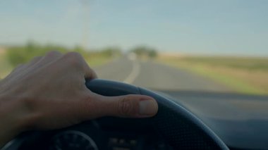 Yeşil tarlalarda ve ormanlarda huzurlu bir yolculuk, yumuşak tepeler ve yayılan tarlalar boyunca rahatlatıcı bir yolculuk, yemyeşil manzaralarda huzurlu bir yolculuk ve ağaçlarla dolu tepeler.