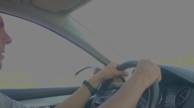 Gündüz sürüşü sırasında modern araç iç mekanı sakin şehir trafiği araçların içindeki odaklanmış şoförle sakin güneşli bir öğleden sonra şehir sokaklarında dikkatle sürüş aracı.