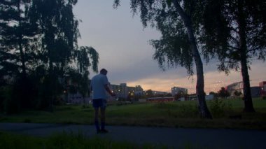 Gün batımında koşan, akşamları parkta koşan, alacakaranlık anlarında şehir parkında egzersiz yapan, alacakaranlıkta kasıtlı olarak parka koşan, gökyüzü aydınlatmalı