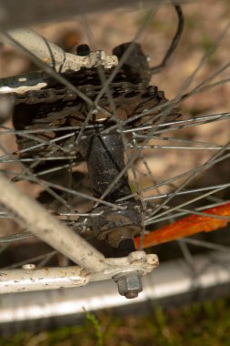 Ayrıntılı bisiklet parçası giyimi özeti, garaj bakım prosedürlerinin kapsamlı illüstrasyonu, bisiklet sürücüsü giyimi ve servis yöntemlerinin görsel rehberi