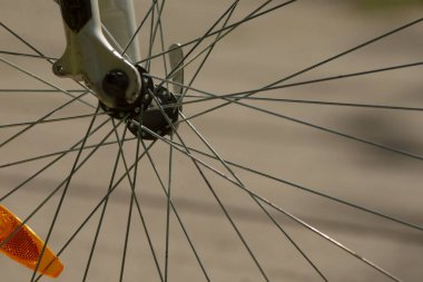 Bisiklet konuşmaları ve merkez tasarımı, bisiklet tellerinin ve merkez işçiliğinin zarif yakın çekimi, bisiklet tellerinin ve şehir montajının karmaşık tasviri ve parlaklığı üzerine odaklan.