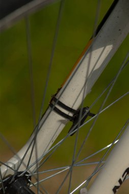 Bisiklet tamir çözeltisi, hızlı yol kenarı bisiklet tamiri, basit araçlar kullanılarak acil bisiklet tamiri, kablo bağı ve geçici klemp içeren becerikli bisiklet acil durum onarımı