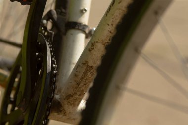 Çamurlu çatal ve çakıllı çerçeve, engebeli efekt için ayrıntılı çekim, toprak kaplı çatal ve çerçeve vurgulanan özel perspektif son zamanlarda açık hava aktivitesini gösteriyor