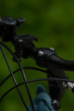 Gidon kontrollerinin kapatılması, şehir bisiklet güvenlik özelliklerinin ayrıntılı görüntüleri, bisiklet kontrol mekanizmalarını ve şehir sakinleri için güvenlik özelliklerini vurgulayan canlı yakın plan görüntüler