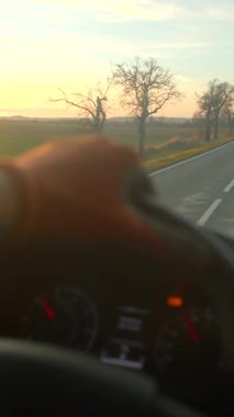 Huzurlu kırsal günbatımı gezisi, huzurlu kırsal arazide sakin bir akşam gezisi günbatımında sakin kırsal alanda sakin kırsal bölgelerde sakin bir gezinti.