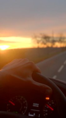 Gün doğumu serinliği, sakin gündoğumu seyir gezisi şafak vakti parlayan eller ve ufuk, sakin erken sabah seyahati kapalı eller direksiyon ve yumuşak tonlarda parlak ufuk.