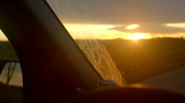 Gece vakti arazi aydınlatması, gün batımı kırsal araziyi güzelleştirir, alacakaranlık kırsal alanlara hafif bir ışık saçar, akşam gölgeleri açık tarım arazilerinin genişliğini yumuşatır Armenska, Kladno, CZ